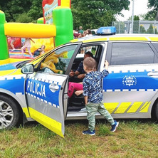 Policjanci na festynie. Wiele atrakcji dla dzieci